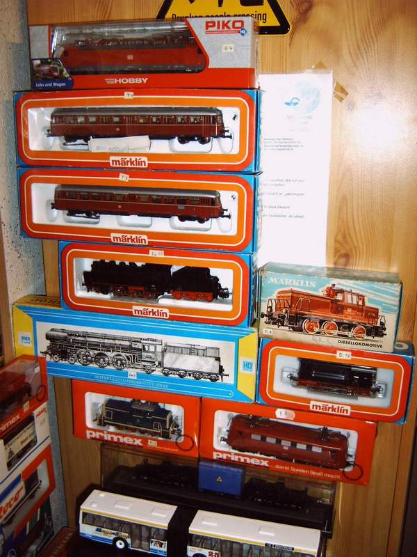 Sammlung am Schrank, April 2004.