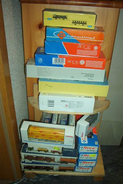 Sammlung neben Kommode, Januar 2003